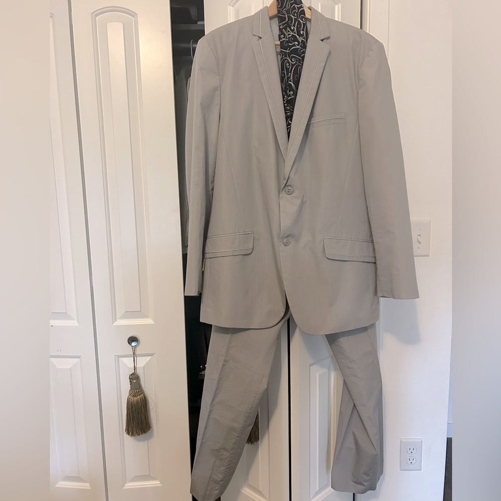 men’s Dress suit size XL,pant size 36 W 34 L Like new !!  Silver color modern .